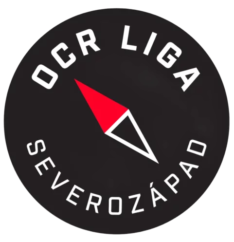 Logo OCR LIGA SEVEROZÁPAD: černý kruh s bílým nápisem a červeno-bílou šipkou kompasu.