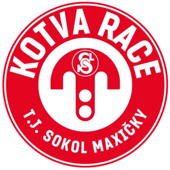Červené kulaté logo s nápisem „KOTVA RACE“ a „T.J. SOKOL MAXIČKY“, uprostřed stylizovaná kotva a znak Sokola.
